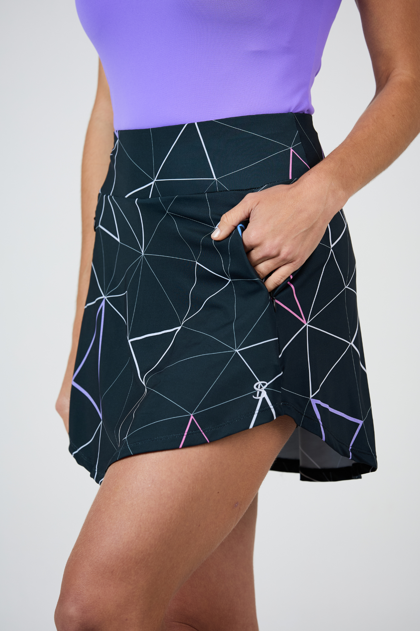 17" Triangle Net Print Golf Skort by Sofiibella, side view of zipper pockets on model