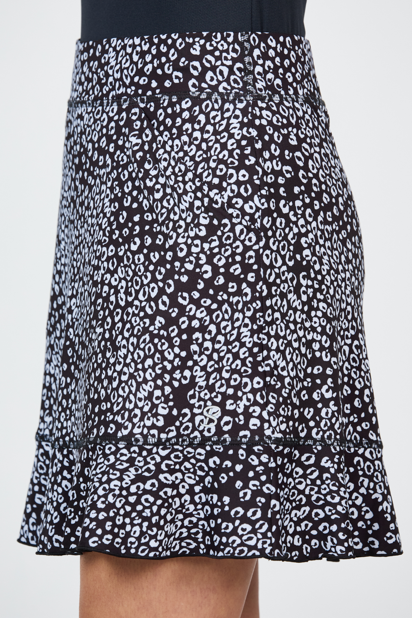 #color_leo-geo black